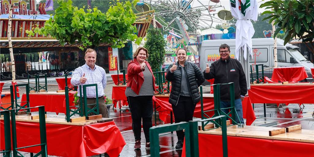 Neuer Kirmespark eröffnet in Dortmund: Das kann der FunDOmio-Ersatz Die Schausteller blicken der Eröffnung des Kirmesparks „FreDOlino“ positiv entgegen. V.l.n.r.: Rudi Isken, Verena Winkelhaus, Karola Schütz und Patrick Arens