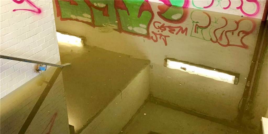 Bahnhof im Dortmunder Süden säuft ab: Fahrgäste mussten über den Zaun Bahnhof im Dortmunder Süden säuft ab: Fahrgäste mussten über den Zaun