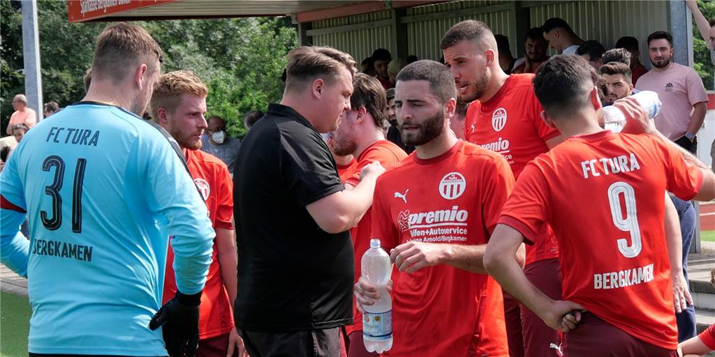 FC TuRa Bergkamen gewinnt bei SVF Herringen - und sofort gibt´s die Rote Karte Trainer Chris Brügmann und der FC TuRa Bergkamen gewannen am Donnerstagabend beim SVF Herringen mit 4:3.
