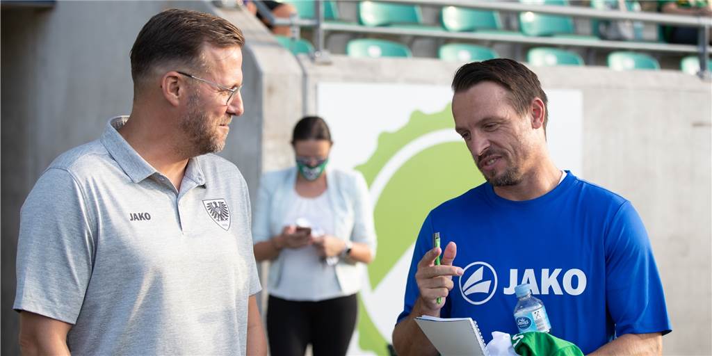 „Das hält die Laune hoch“: SV Herbern setzt in der Vorbereitung nicht auf Laufschuhe Herberns Trainer Benjamin Siegert (r.) setzt in der Vorbereitung nicht auf Laufschuhe.