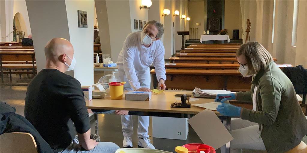 Stiko-Empfehlung lässt Ärzte verzweifeln: Was wird aus geplanter Impfaktion? In der Kirche St. Antonius ist für Mittwoch (7.7) eine große Impfaktion mit Astra geplant. Jetzt muss neu organisiert werden.