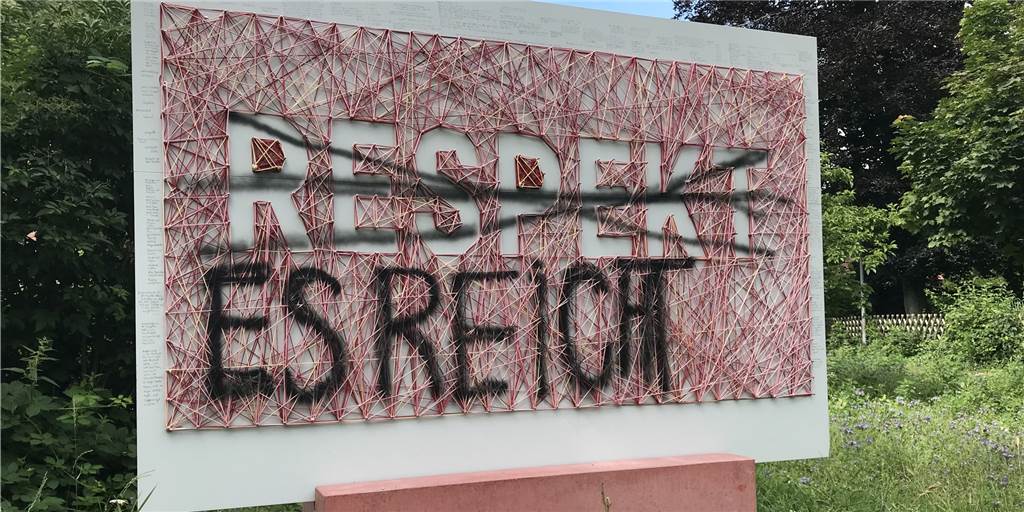 Schmier-Attacke in Dorsten - ausgerechnet auf „Respekt“-Kunstwerk Das an exponierter Stelle im Wohngebiet Stadtsfeld stehende Fadenkunstwerk von Künstlerin Brigitte Stüwe zum Thema "Respekt" wurde Objekt von feigen Vandalen.