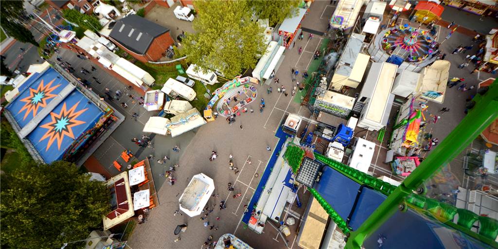 Kirmes in Ahaus soll stattfinden – ein paar Nummern kleiner als üblich Die Kirmes – hier ein Archivbild der letzten Ausgabe 2019 – soll in diesem Jahr wieder nach Ahaus kommen. Allerdings unter strengen Vorgaben und ein paar Nummern kleiner als üblich. Alkohol wird nicht ausgeschenkt und auch der Krammarkt findet nicht statt.