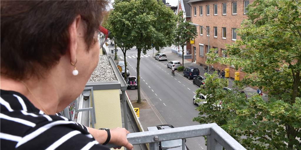 Ärger an der Alten Münsterstraße in Werne - „Man hat keinen Moment der Ruhe" Zu dem Zeitpunkt, als wir Edeltraut Schodrowski besucht haben, war es vor dem Servicehaus gerade ruhig. Sie hat aber Fotos gemacht, die andere Situationen zeigen.