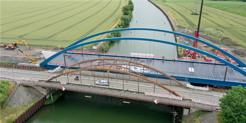 Neue Brücke an der Gahmener Straße ist jetzt an der richtigen Stelle Der direkte Vergleich zeigt deutlich: Die neue Brücke an der Gahmener Straße ist viel größer als die alte.