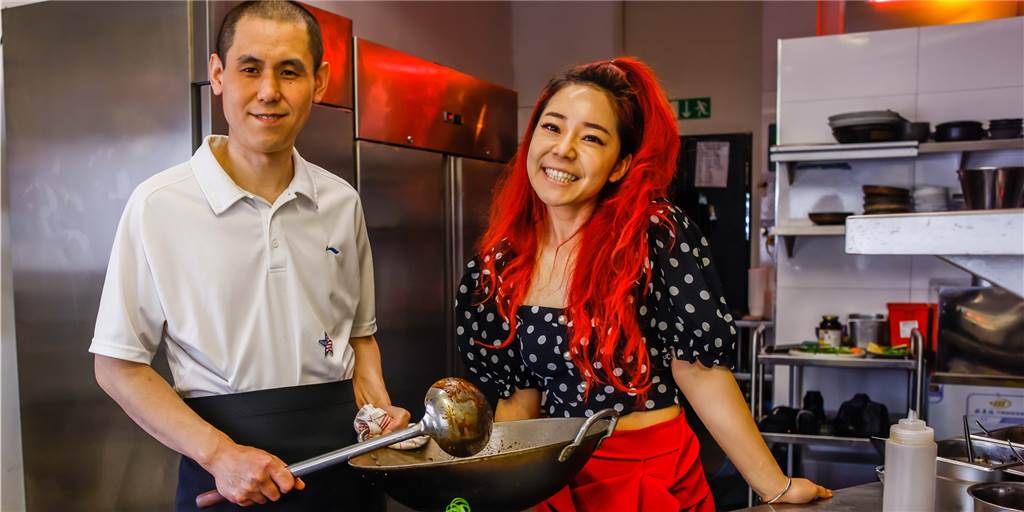 Chinesischer Koch zeigt Lieblingsessen: Fingerfood mit süßer Sojacreme Koch Chunyang Bai und Restaurant-Inhaberin Mai Dorsch erklären, wie ihr Lieblingsgericht zubereitet wird.