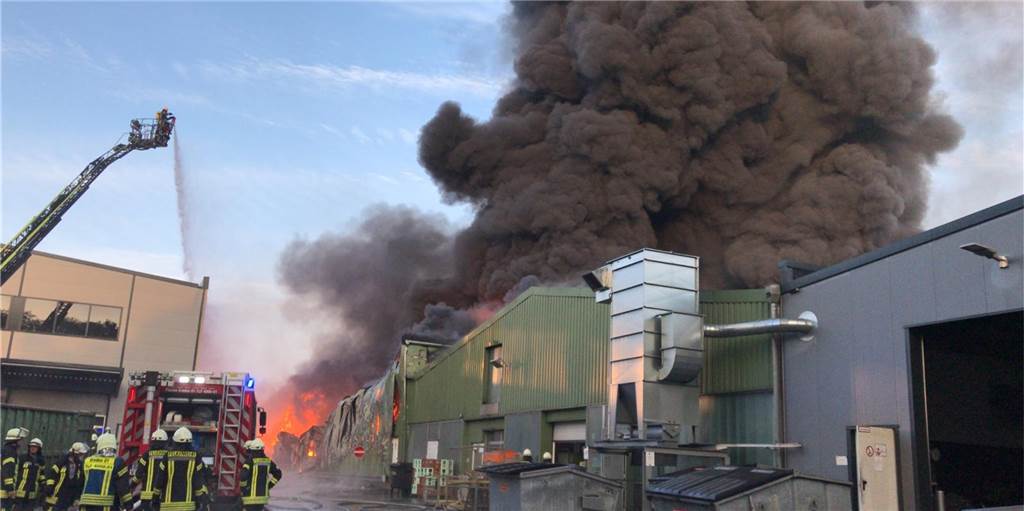 Mit Video: Großbrand bei Wefapress - über 100 Feuerwehrleute im Einsatz Mit Video: Großbrand bei Wefapress - über 100 Feuerwehrleute im Einsatz