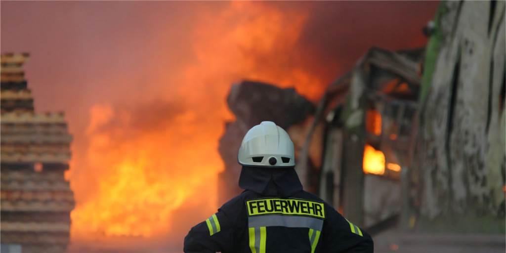 Mit Video: Lagebericht der Einsatzleitung vom Großbrand bei Wefapress Mit Video: Lagebericht der Einsatzleitung vom Großbrand bei Wefapress
