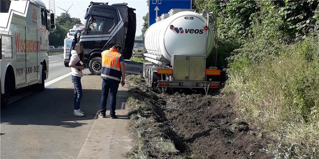 LKW-Unfall auf der A 31: Verkehr staute sich bis Dorsten Die A 31 ist nach einem LKW-Unfall in Richtung Bottrop gesperrt.
