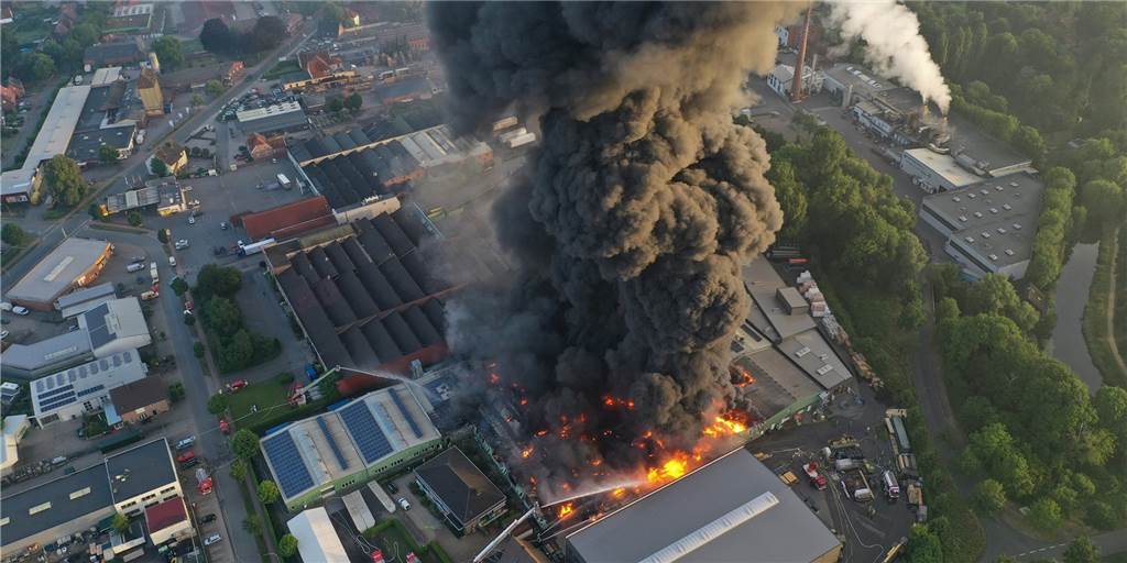 Das Feuer bei Wefapress - alle Informationen zusammengefasst Das Drohenfoto der Feuerwehr zeigt das Ausmaß des Großbrandes.