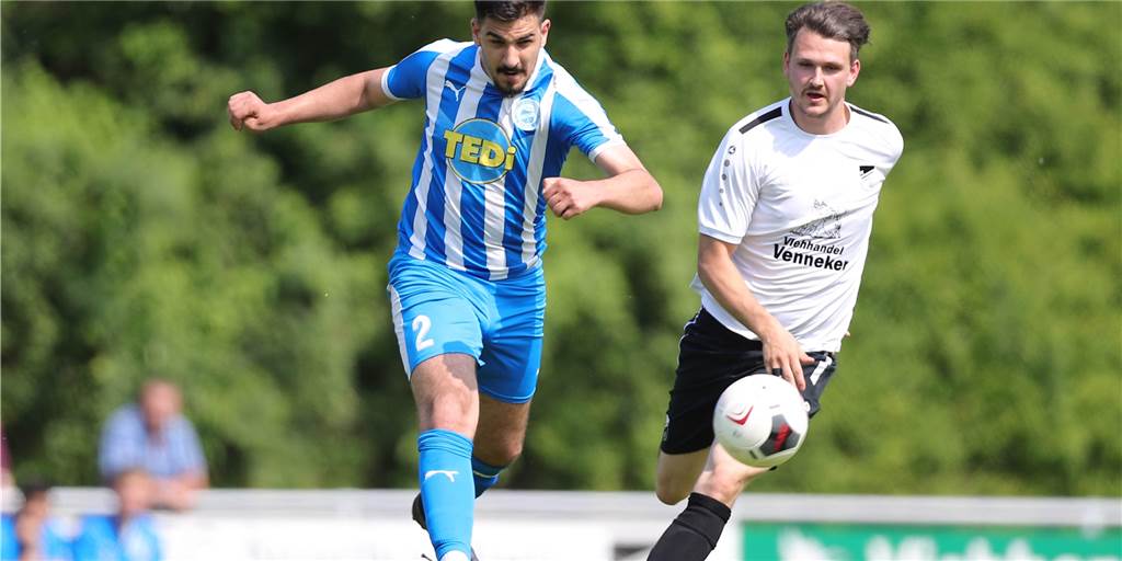 Joachim Mrowiec (r.) stand für den FC Nordkirchen gegen den FC Brünninghausen auf dem Feld.