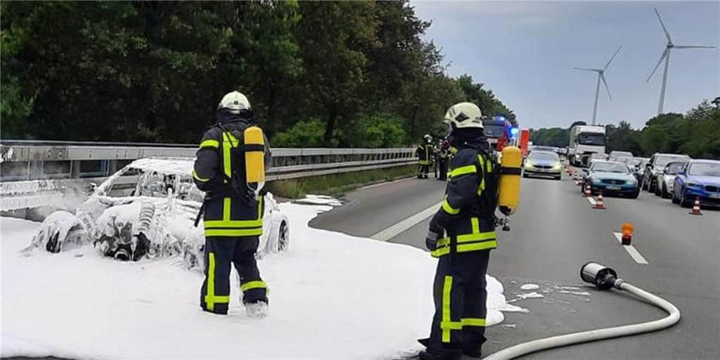 Jaguar geht auf der A 31 in Flammen auf - Feuerwehr im Einsatz Ein Jaguar ging am Samstagabend auf der A 31 in Flammen auf.