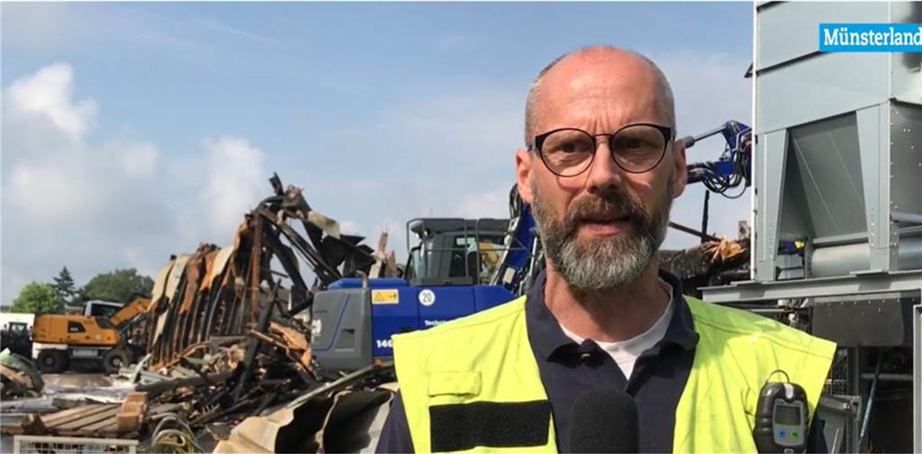 Video: Feuerwehr-Chef erklärt, warum der Wefapress-Einsatz so langwierig ist Christian Nienhaus berichtet im Video von dem Großeinsatz bei Wefapress.