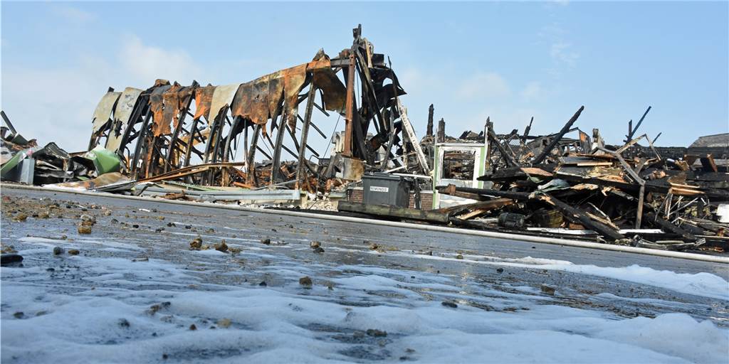 Großbrand Wefapress: Nach 30 Stunden sind noch immer Glutnester da Die abgebrannten Hallen werden nach und nach abgetragen.