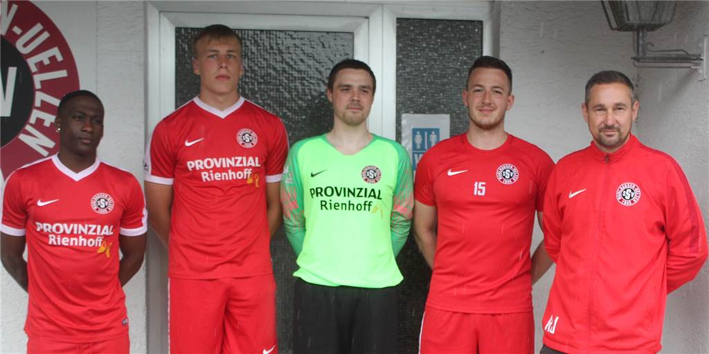 SSV-Trainer Rene Johanns (ganz rechts) stellte die Neuzugänge der Ersten des SSV Mühlhausen-Uelzen vor: (von links) Leo Mayka, Theo Mainz, Nico Hölzl und Kevin Weiß. Es fehlen Justin Pfaff und Furkan Cirac.