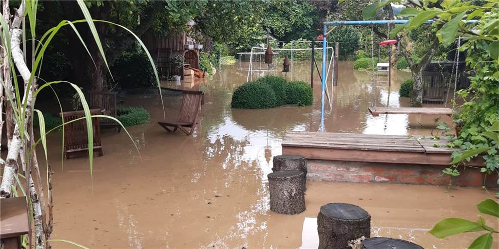 Unwetter-Schock im Urlaub: Am Ostseestrand, als das Zuhause absoff Garten von Mark und Susanne H. aus Fröndenberg: Sonst ein Kleinod, seit dem Unwetter bedeckt von einer braunen Schlammlache.