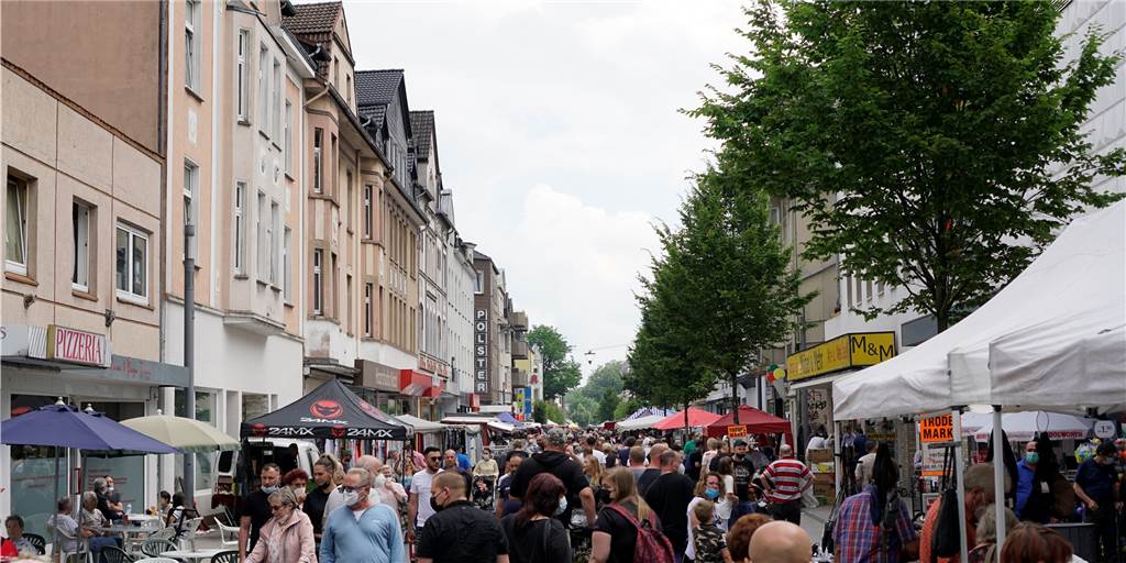 Habinghorster Trödelmarkt kehrt zurück - und sorgt für Diskussionen Erstmals nach dem Lockdown wurde auf der Langen Straße wieder gefeilscht: Der beliebte Trödelmarkt lockte hunderte Besucher an.