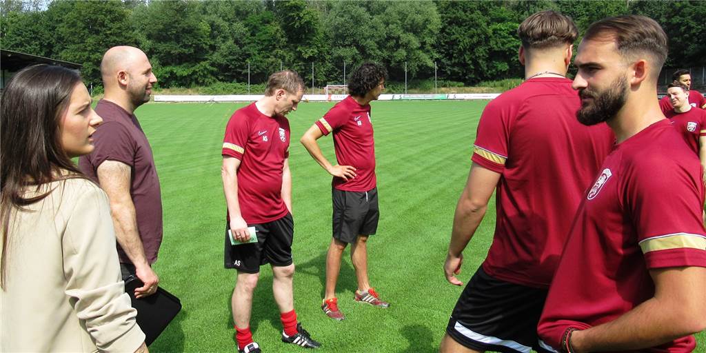 Lüner SV präsentiert beim Saisonauftakt einen weiteren Neuzugang aus Holzwickede Beim Trainingsauftakt stand auch die neue Sportliche Leitung um Marcel Piaszyk (Zweiter von links), Trainer Axel Schmeing (Dritter von links) und Co-Trainer Karim Bouasker (Vierter von links) erstmals gemeinsam auf dem Rasen.