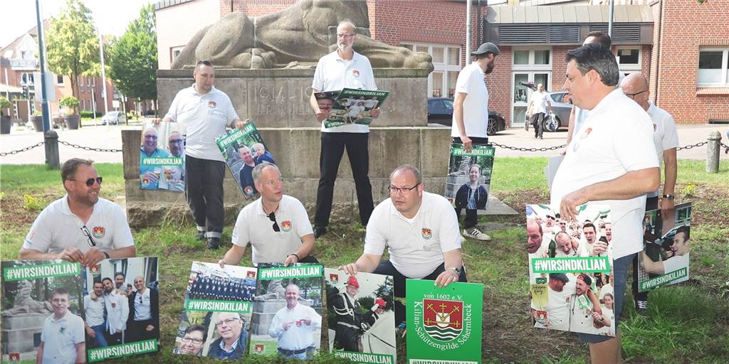 Kein Kilian-Schützenfest - aber viele Alternativen Nach der Vorstellung der Fotos, die bei der Fotoaktion am Schermbecker Ehrenmal entstanden, wurden die von Anne Beck gestalteten Plakate von Vorstandsmitgliedern und Offizieren links und rechts der Mittelstraße an den Laternenstangen zwischen dem Rathaus und der Ludgeruskirche auf dem Territorium der Schermbecker Kilianer befestigt.