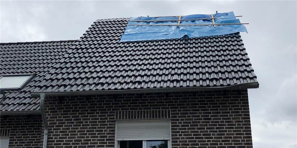 Schock am Esstisch: Blitzeinschlag in Dach beendete spätes Frühstück Das Dach des Hauses an der Maximilian-Kolbe-Straße, in das am Sonntagmittag der Blitz eingeschlagen hatte, ist derzeit nur mit Folie abgedeckt