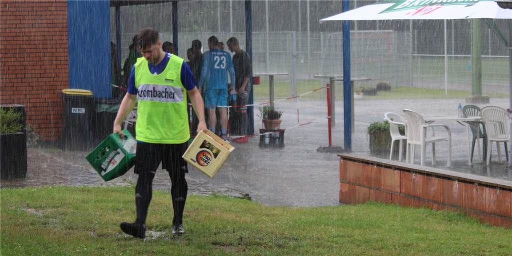 Im Video: Gewitter führt zu Spielabbruch – „Weiterspielen wäre grob fahrlässig gewesen“ An ein normales Spiel war bei den Wetterbedingungen am vergangenen Wochenende nicht zu denken.