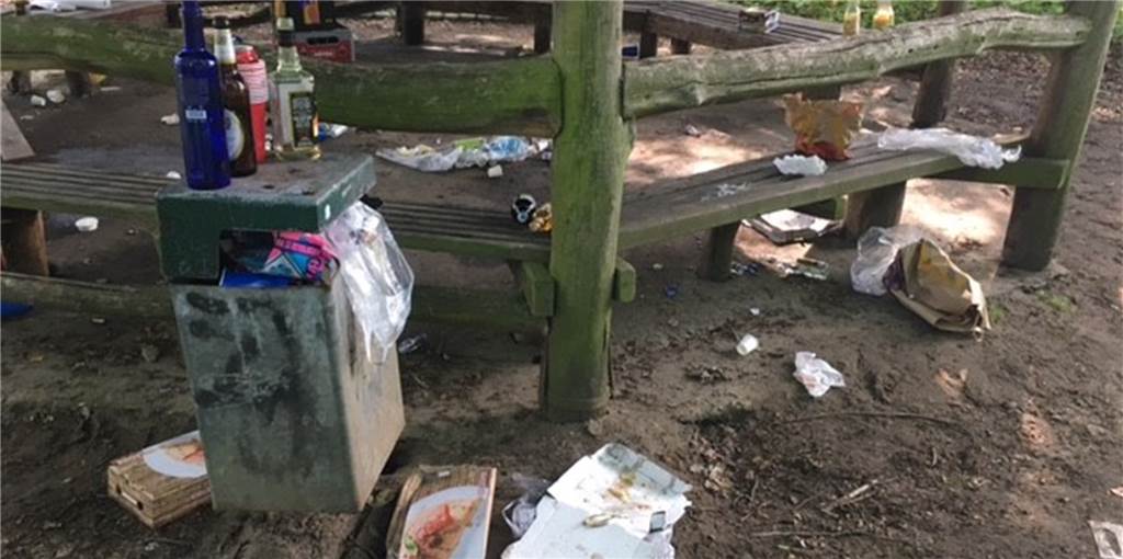 Feiernde Gruppen hinterließen am Wochenende in Dorsten eine Menge Müll Dieses Müllchaos hinterließ in der Nacht zum Freitag eine Gruppe, die sich am Spielplatz-Pavillon im Judenbusch zum Feiern traf.