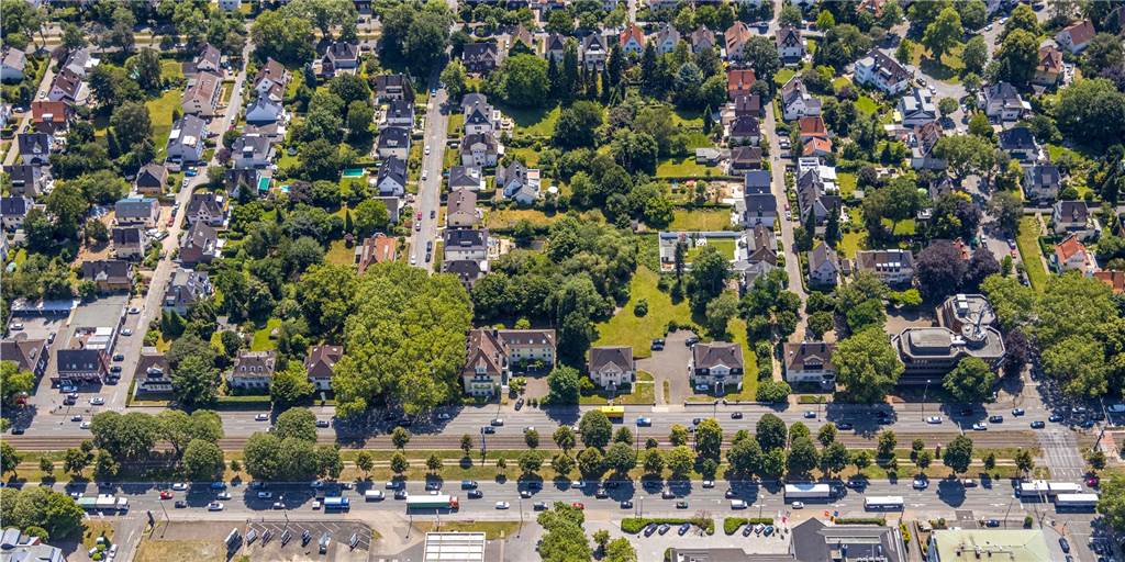 Initiative will 200 Allee-Bäume an der B1 in Dortmund opfern – für eine Idee Wie auf dem Luftbild zu erkennen ist, weist die Allee an der B1 mit den nachgepflanzten Linden auf dem Teilstück zwischen Vosskuhle und Max-Eyth-Straße Lücken auf.