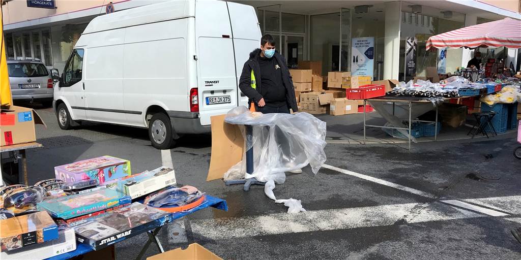 Diskussion um Maskenpflicht zeigt: Das Leben MIT dem Virus beginnt Anders als noch im vergangenen Jahr musste auf dem Flohmarkt an der Langen Straße am Sonntag keine Maske getragen werden.