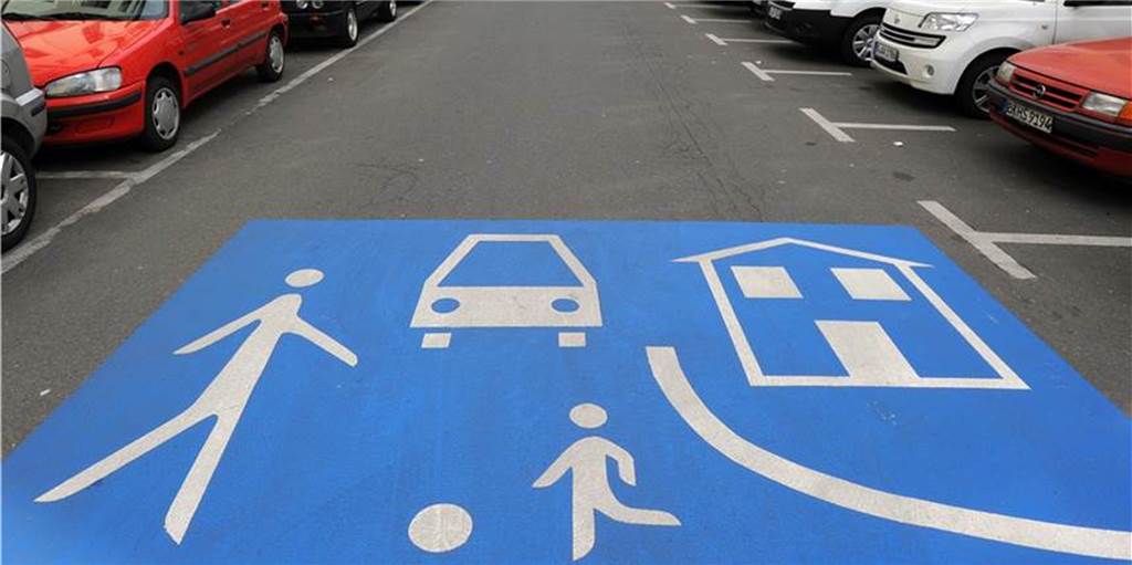 Verkehrsberuhigte Zonen: Stadt will Markierungen auf Straßen erlauben Solche und ähnliche Piktogramme könnte es auf verkehrsberuhigten Straßen - wenn auch in begrenzter Zahl - häufiger geben.