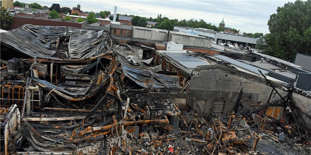 Videos und Fotos: So sieht es bei Wefapress nach dem Großbrand aus Von oben ist das ganze Ausmaß der Zerstörung bei Wefapress zu sehen.