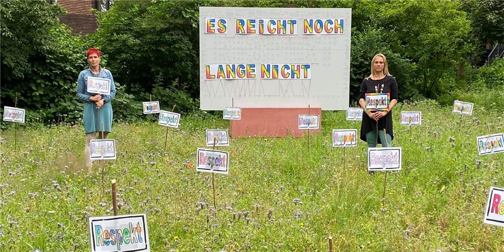 Nach Attacke auf Kunstwerk: Kindergarten malt bunte Respekt-Botschaft Kita-Leiterin Nadine Gelissen (links) und Erzieherin Tanja Wilkin haben mit den Kindern eine positive Respekt-Botschaft am Kunstwerk gesetzt, das von Unbekannten beschädigt worden wa