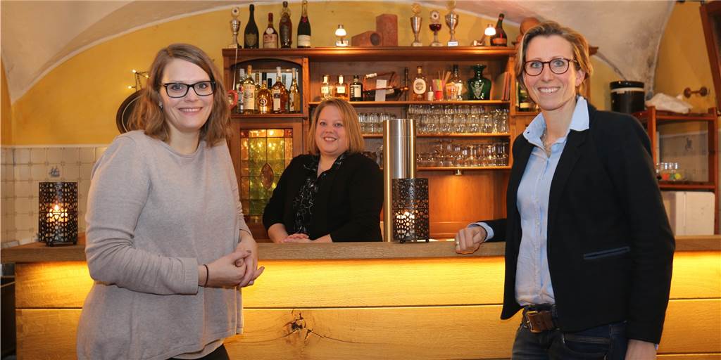 Weinkeller in Herbern bleibt trotz Ende des Lockdowns noch geschlossen Der Weinkeller in Herbern bleibt für die Öffentlichkeit noch geschlossen. Kurz vor Beginn der Corona-Krise hatte Claudia Bleckmann (r.) gemeinsam mit ihrem Mann Thorsten das Hotel „Zum Wolfsjäger“ von Vorgängerin Teresa Bock (l.) übernommen. Im Hintergrund ist die langjährige Mitarbeiterin Eva Kluger auf dem Archivbild zu sehen.
