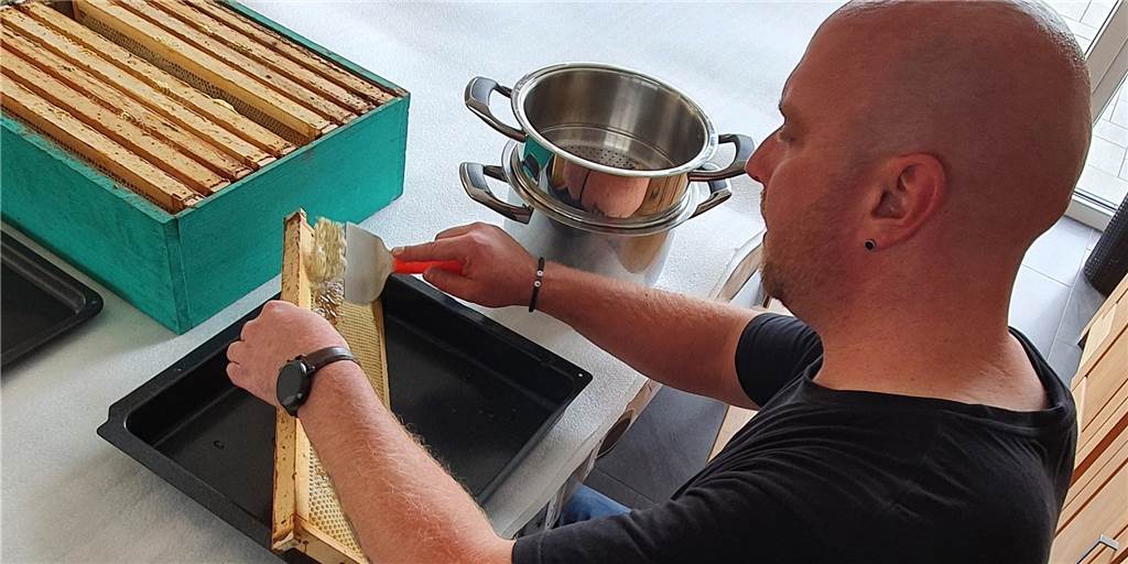Werktags Busfahrer, in der Freizeit Imker: Thorsten Schrilz (41) haben die Bienen gepackt Werktags Busfahrer, in der Freizeit Imker: Thorsten Schrilz (41) haben die Bienen gepackt