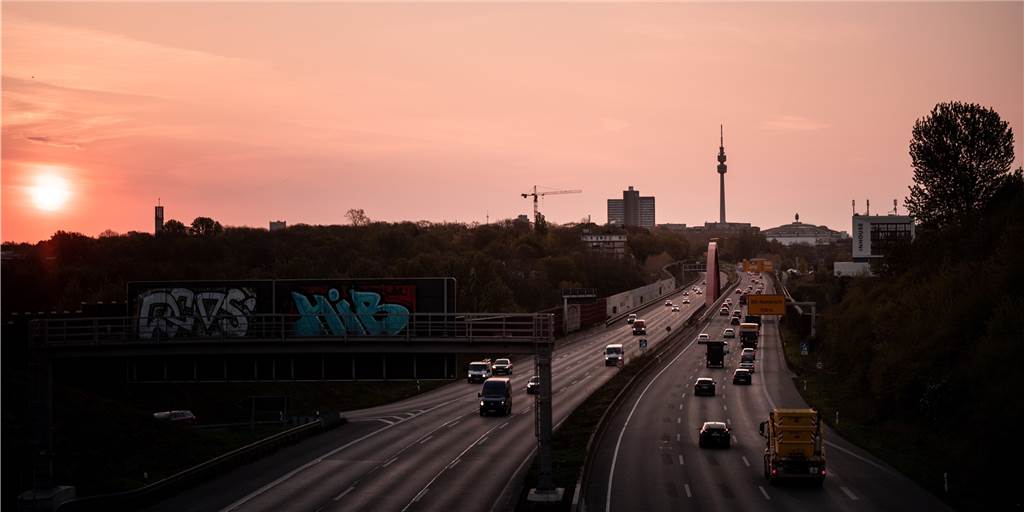 BVB-Profi bei Unwetter in Autounfall verwickelt - vier Kinder verletzt Auf der A40 in Dortmund kam es am Sonntag zu einem Verkehrsunfall, in den offenbar ein BVB-Spieler verwickelt war.