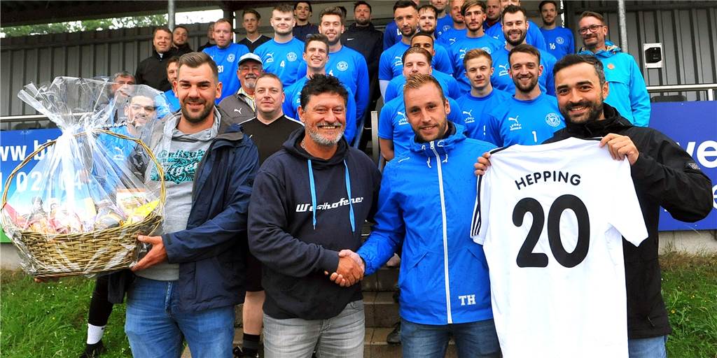 VfB Westhofen brauchte neuen Trainer – Ex-Coach erklärt im Video, warum er aufhört Die Vereinsführung in Person von Marcus Wiesehöfer, Jürgen Rump und Leonard Gashi (vo.v.li.) bedankte sich bei Tobias Hepping, dem scheidenden Trainer der zweiten Mannschaft.