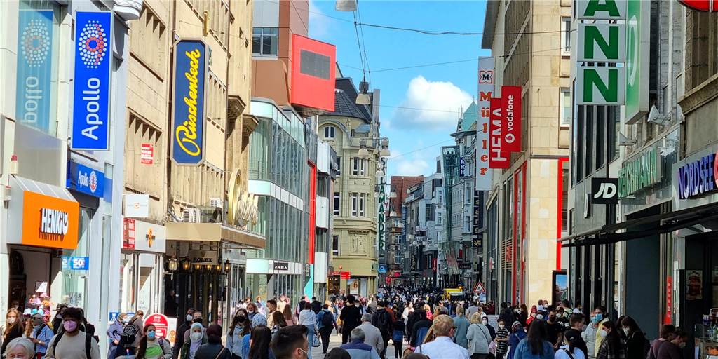 „Es brennt in der City“ - Dortmunder Händler drücken aufs Tempo Die Besucher sind zurück in der Dortmunder City. Bei weitem ist die Besucherzahl aber noch nicht so groß, wie vor der Corona-Pandemie. Mithilfe eines Planungsbüros, das sich jetzt dem Cityring vorstellte, soll die Innenstadt neu belebt werden.