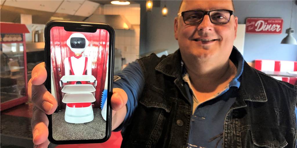 Mit Video: Im „Robo Diner“ serviert ein Roboter die Burger Ralf Giepmann setzt bei der Bedienung im "Robo Diner" auf einen Roboter. Der muss aber erst noch den Weg von China nach Schermbeck zurücklegen.