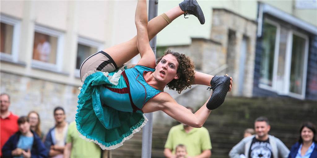 Straßenkunst in Werne: Diese spektakulären Acts sind mit dabei - mit Videos Halsbrecherische Akrobatik zeigt das Duo Eya y Compania aus Argentinien. Insgesamt treten neun Acts bei Straßenkunst in der Freilichtbühne Ende August auf.