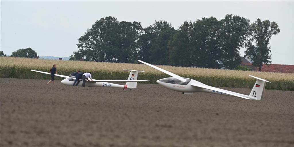 Segelflugzeuge mussten auf einem Feld an der B58 in Lippramsdorf landen Die beiden Segelflieger landeten auf einem Feld neben der B 58.
