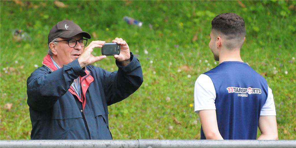 Mit Video: Wacker Obercastrop bekommt neuen Spieler durch das Rote Kreuz Lokalsport-Reporter Jürgen Weiß setzte den frischesten Wacker-Neuzugang in einem Video-Interview während des Testspiels gegen die SG Welper in der Erin-Kampfbahn in Szene.