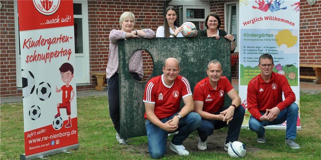 Rot-Weiß Nienborg kooperiert mit den Nienborger Kindergärten Christiane Hilbring, Kathrin Wenningmann, Anneliese Kramer (v.l. oben), Stefan Giesker, Frank Große Vestert und Martin Mensing (v.l. unten) unterzeichneten jetzt den Kooperationsvertrag.