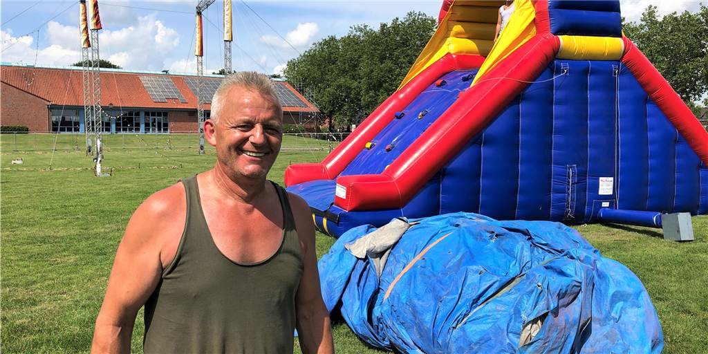 Zirkusfamilie baut riesigen Park mit Hüpfburgen und Wasserspiel Hardy Scholl, Chef des "Circus Busch aus Berlin" ist froh, endlich wieder was zu tun zu haben. In Raesfeld baut er mit seiner Familie einen Hüpfburgen- und Wasserspiele-Park unter dem Titel "Micky's Kinderland" auf.