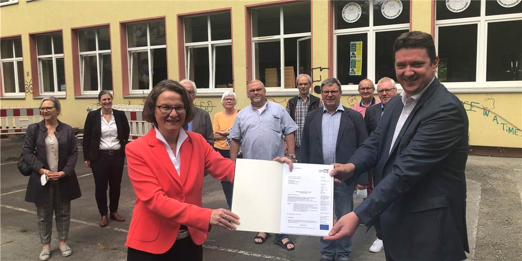 Millionen für Merklinde: Castrop-Rauxeler Vorort bekommt Geld vom Land Ministerin Ina Scharrenbach und Bürgermeister Rajko Kravanja mit Vertretern aus Rat, Verwaltung und des Bürgervereins bei der Übergabe des Förderbescheids.