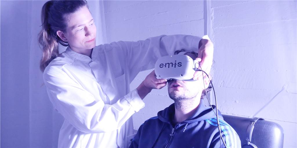 Heekerin Carolin Schabbing erschafft in Köln virtuelle Welten Die gebürtige Heekerin Carolin Schabbing legt eine, Teilnehmer des Theaterstücks Virtual-Reality-Brille an.