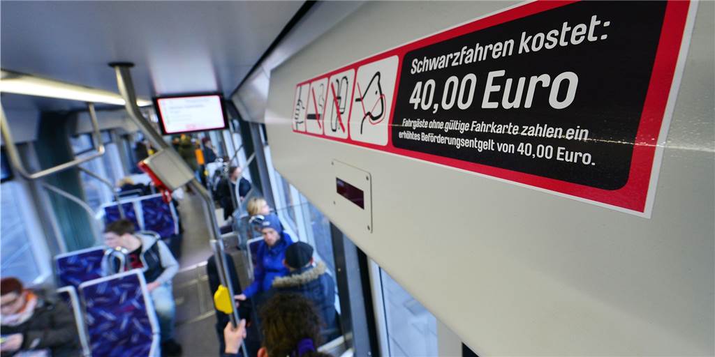 Absurd hoch zehn: Schwarzfahrer, Hempels Sofa und Wiener Schnitzel unter Rassismusverdacht Absurd hoch zehn: Schwarzfahrer, Hempels Sofa und Wiener Schnitzel unter Rassismusverdacht