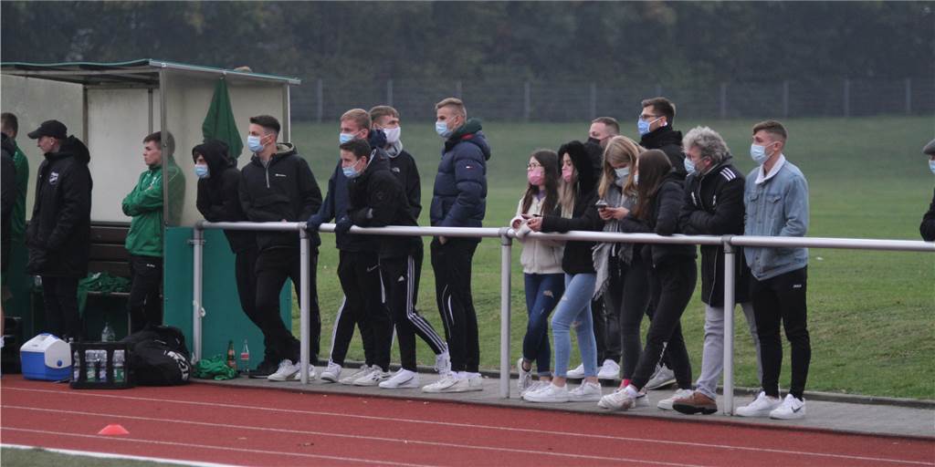 Diese Regeln gelten für Zuschauer bei den heimischen Fußballklubs Beim Thema Zuschauer haben die Sportvereine im Verbreitungsgebiet zum Teil schon relativ genaue Vorstellungen und Regeln.