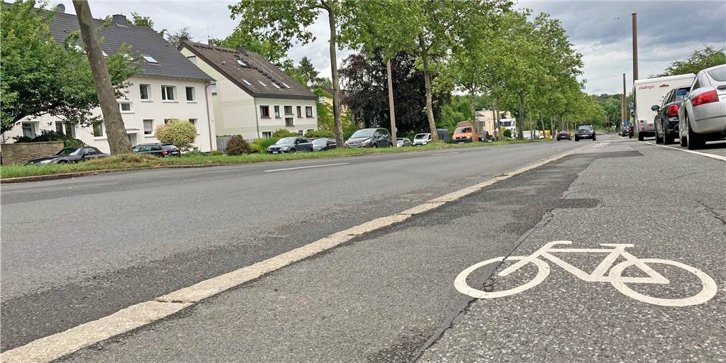 ADFC will mehr Platz für Radfahrer auf der Ardeystraße Richtung City Radfahren ist nach Meinung des ADFC an vielen Stellen - so wie hier auf der Ardeystraße - kein Vergnügen. Für den Verein ist ein Rückbau der Ardeystraße Richtung Innenstadt sinnvoll, um so mehr Platz für Zweiräder zu schaffen.