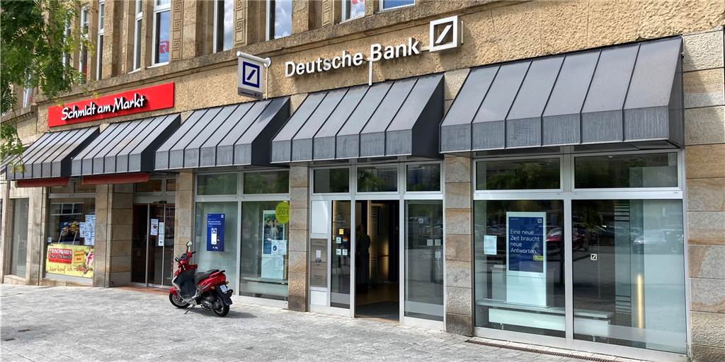 Nach Wegzug der Banken soll Gastronomie den Castroper Marktplatz aufwerten Könnte hier nach dem Wegzug der Deutschen Bank Gastronomie entstehen? Viele hoffen das.