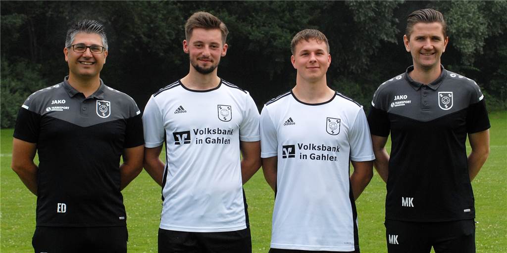 Mit Videos: Der TuS Gahlen stellt sein Team vor Trainer Erdal Dasdan (l.) und sein Co. Marc Kaiser (r.) präsentierten die Neuzugänge Leotrim Pelaj (2.v.l.) und Luke Kluth (2.v.r.).