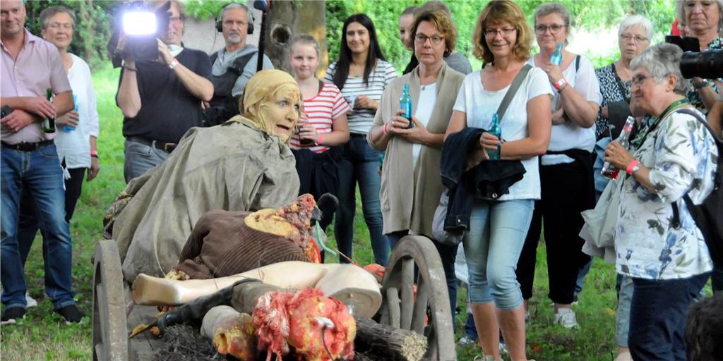 Eine Karre voller blutiger Körperteile: Halloween-Feeling wartete auf die Teilnehmer auf der Wiese an der Schwerter Senfmühle.